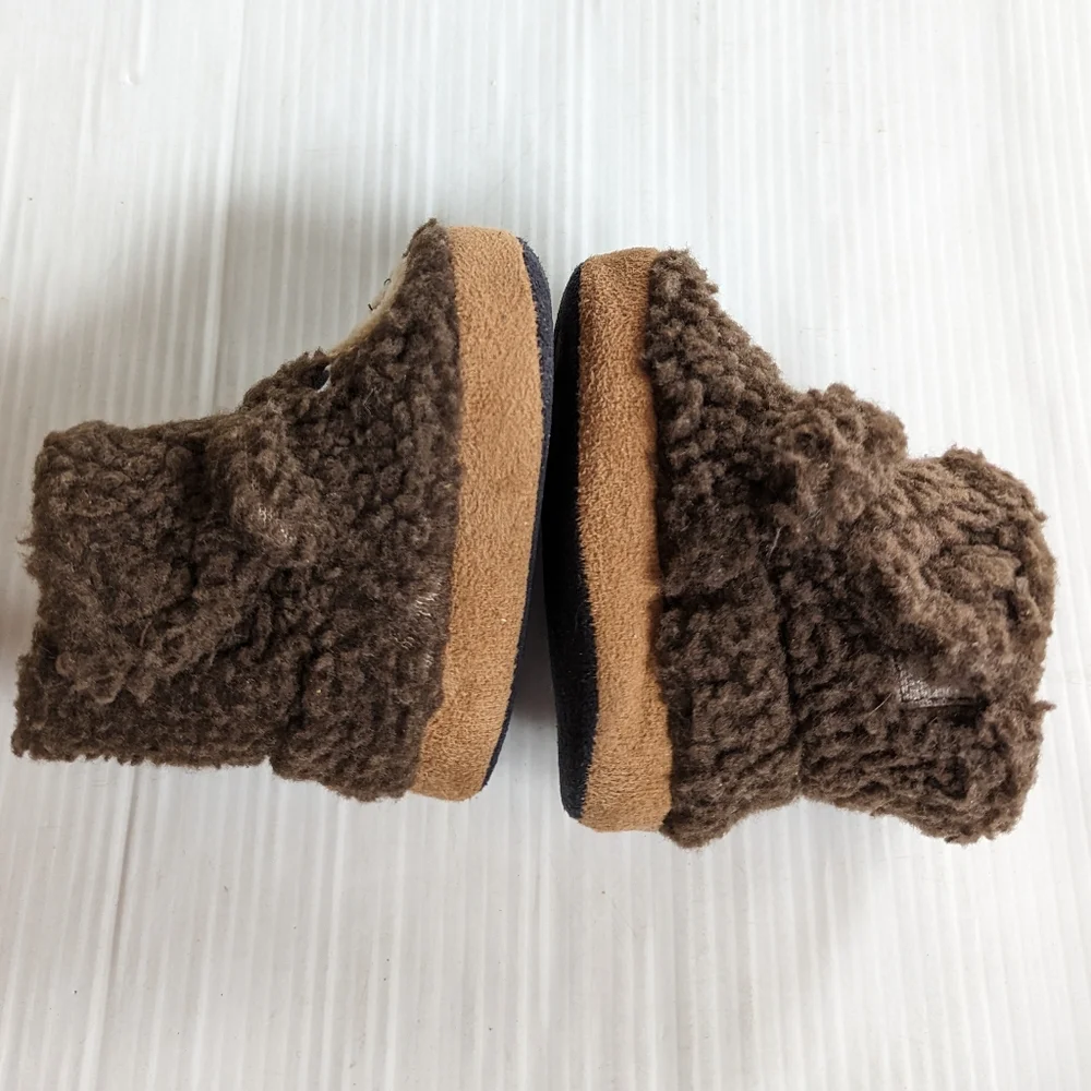 OUTDOOR KIDS brown Sherpa bear face slippers size 18-24 months